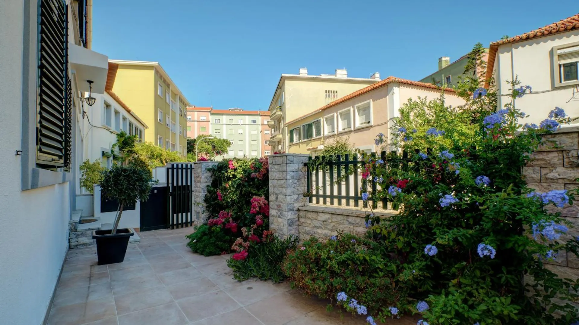 펜션 Comfortable Town House In Quiet Area By Lovelystay 리스본